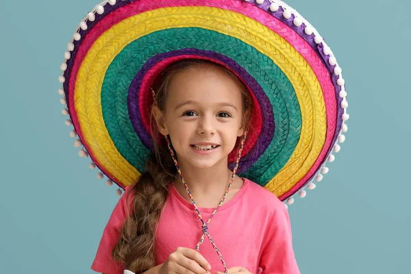 Kis Mexikói Lány Színes Sombrero Kalap Kék Háttér — Stock Fotó