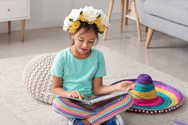 墨西哥小女孩戴着花环在家里看书 — 图库照片