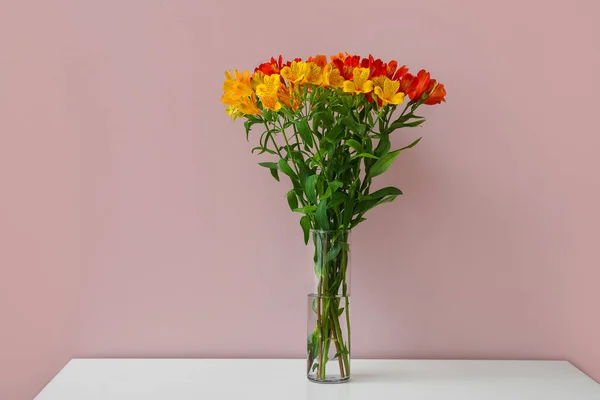 Florero Con Ramo Flores Alstroemeria Mesa Cerca Pared Color —  Fotos de Stock
