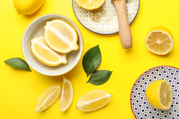 Plates Fresh Ripe Lemons Yellow Background — Stock Photo, Image