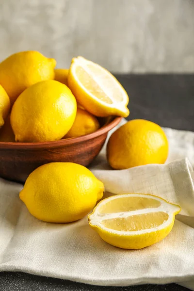 Bol Citrons Frais Sur Table Gros Plan — Photo