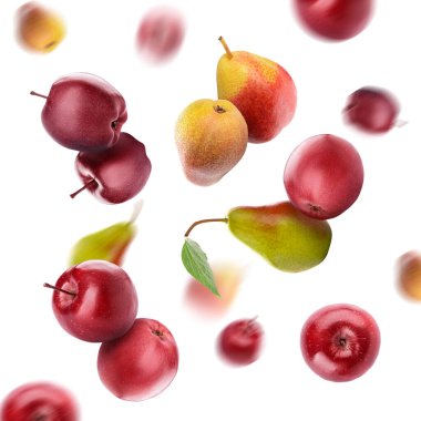 Birçok uçan elma ve armut beyaz üzerine izole edilmiş.
