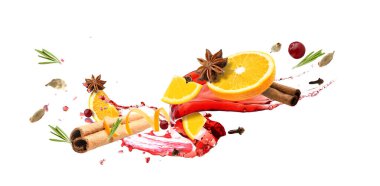 Beyaz arka planda lezzetli sıcak şarap ve malzemeler.