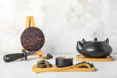 Hafif arkaplanda kuru ütülü çay, çaydanlık, bardak ve bıçakla duruyor.