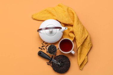 Bıçak, peçete, bardak ve çaydanlıkla kurutulmuş puer çayı.