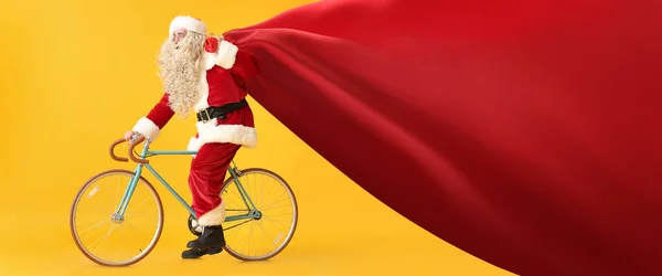 Kerstman Met Big Bag Paardrijden Fiets Gele Achtergrond Banner Voor — Stockfoto