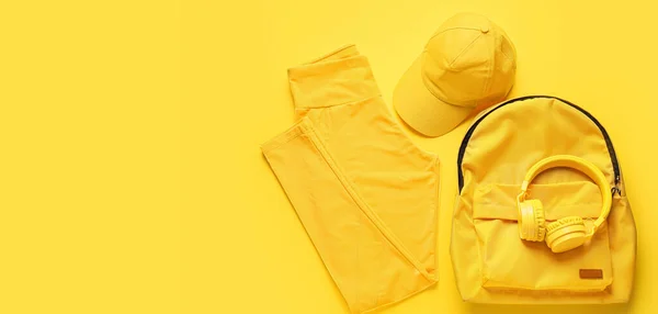 Ropa Deporte Gorra Mochila Auriculares Sobre Fondo Amarillo Con Espacio — Foto de Stock