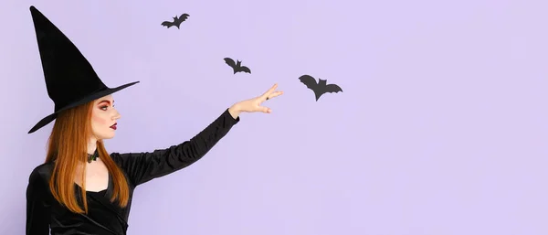 Mooie Vrouw Verkleed Als Heks Voor Halloween Lila Achtergrond — Stockfoto