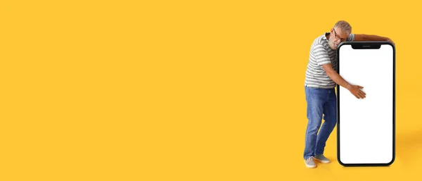 Ώριμος Άντρας Και Μεγάλο Smartphone Κίτρινο Φόντο Χώρο Για Κείμενο — Φωτογραφία Αρχείου