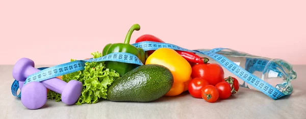Verschillende Gezonde Voeding Met Meetlint Halters Tafel Dieetconcept — Stockfoto
