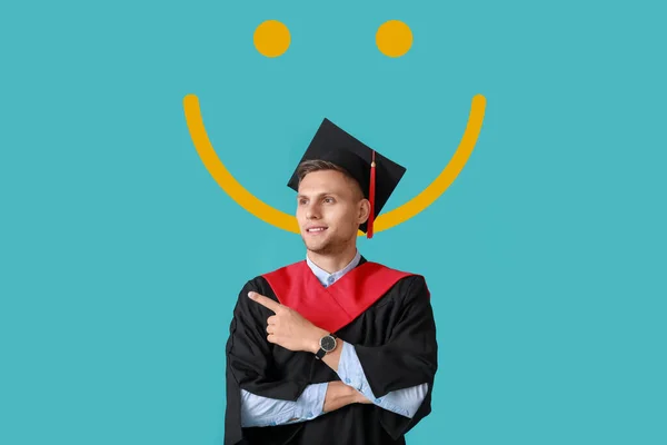 Hombre Graduándose Estudiante Señalando Algo Dibujado Sonrisa Sobre Fondo Azul — Foto de Stock