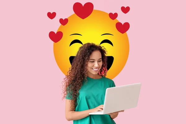 年轻的非洲裔美国女人 有笔记本电脑 粉红的背景上挂着迷人的笑容 — 图库照片