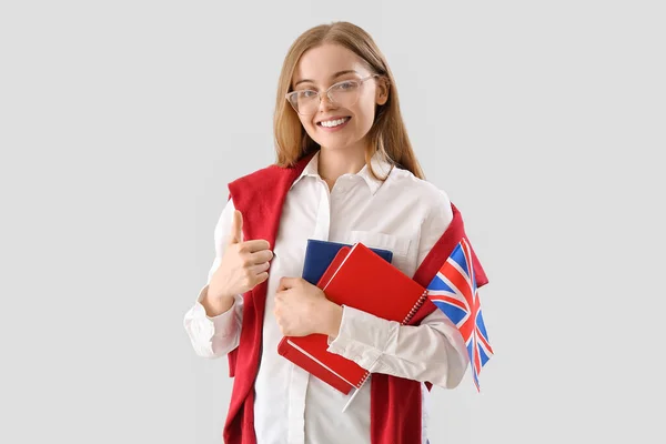 Mladá Žena Britskou Vlajkou Knihy Světlém Pozadí — Stock fotografie
