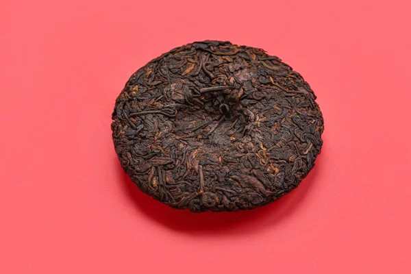Kırmızı Arkaplanda Kurutulmuş Puer Çayı — Stok fotoğraf
