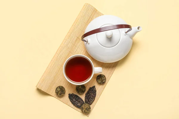 ベージュ地にドライプレスされたプーアル茶 カップ ティーポット付きの竹マット — ストック写真