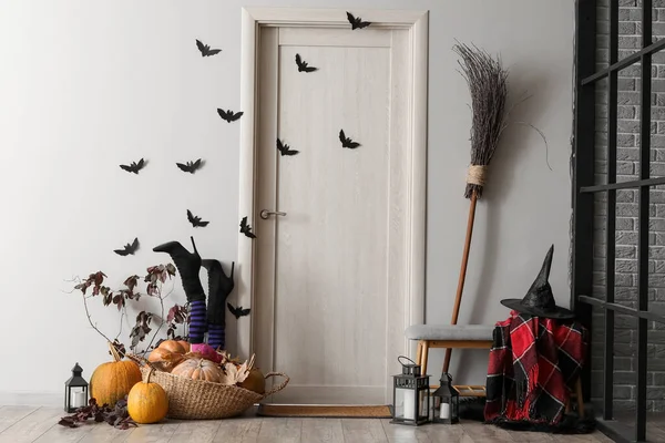 ハロウィンのために装飾されたホールでの紙のコウモリと木製のドア — ストック写真