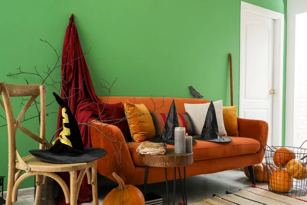 Εσωτερικό Του Σαλονιού Καναπέ Καρέκλα Και Halloween Διακόσμηση — Φωτογραφία Αρχείου