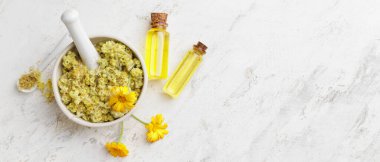 Kuru bitkilerle havan topu ve hafif zemin üzerinde gerekli yağ şişeleri metin için yer ile