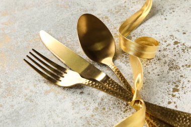 Kurdeleli altın çatal bıçak takımı.