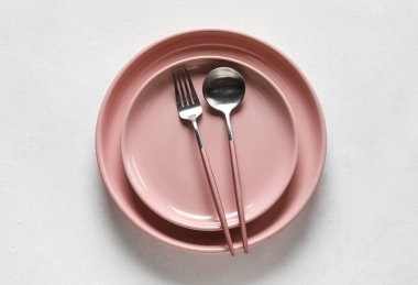 Tabaklar, kaşıklar ve çatallar beyaz arka planda