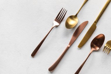 Çatal, bıçak ve kaşıklar beyaz arka plan üzerinde