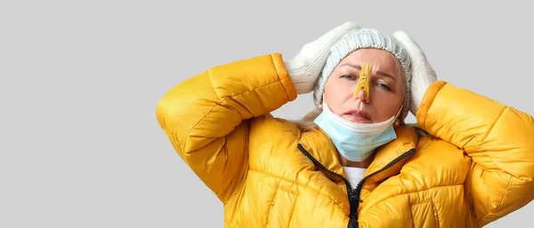 Ill Mature Woman Clothespin Her Nose Light Background Stuffy Nose — Stock Photo, Image