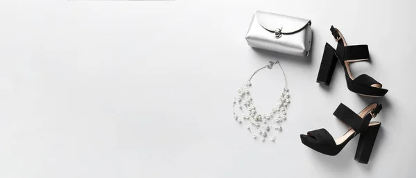 スタイリッシュなハイヒールの靴 真珠のネックレスとテキスト トップビューのためのスペースと白の背景にバッグ — ストック写真