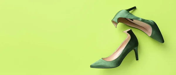 Sapatos Mulher Moda Fundo Verde Com Espaço Para Texto — Fotografia de Stock