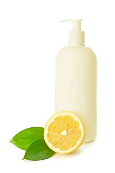 白い背景に化粧品とレモンのボトル — ストック写真