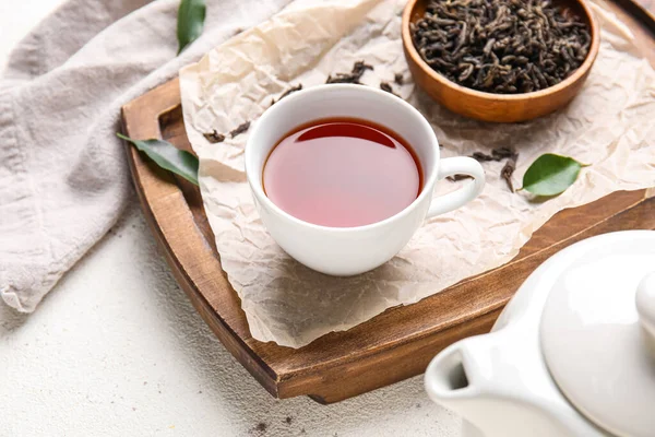 白いテーブルの上に熱い紅茶のカップ — ストック写真