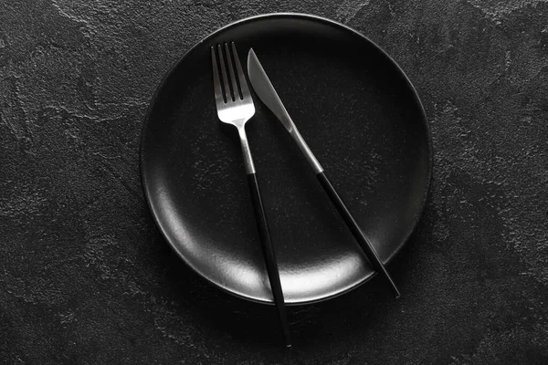 Black Plate Knife Fork Dark Background — Stock Photo, Image