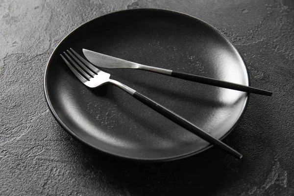 Black Plate Knife Fork Dark Background — Stock Photo, Image