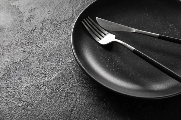 Black Plate Knife Fork Dark Background — Stock Photo, Image