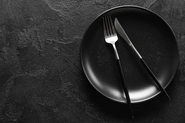 Black Plate Knife Fork Dark Background Top View — Stock Photo, Image