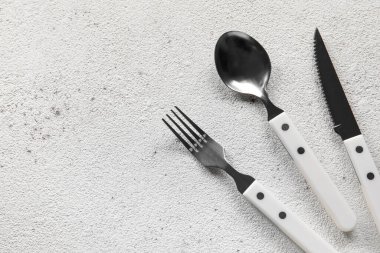 Arka planda gümüş çatal bıçak takımı, düz yatıyordu.