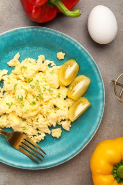 Arka planda lezzetli çırpılmış yumurta tabağı, yakın plan.
