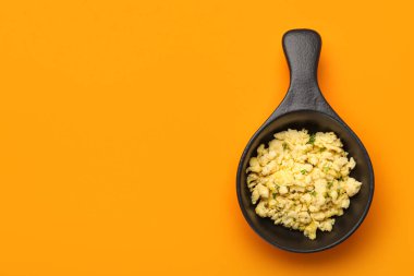 Renkli yumurta kızartma tavası.