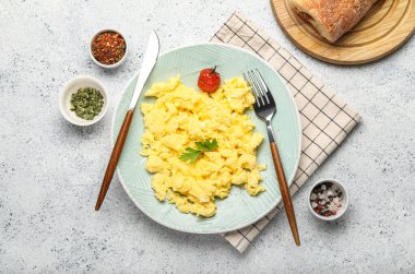 Hafif arka planda lezzetli omlet ve baharat tabağı.