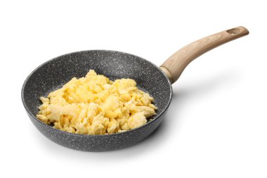 Beyaz arka planda lezzetli çırpılmış yumurta ile kızartma tavası.