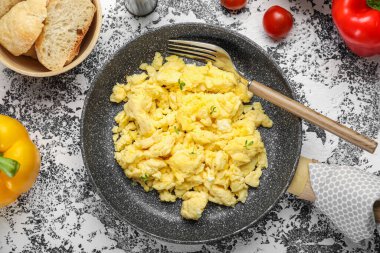 Lezzetli omlet kızartma tavası. Arka planda, yakın plan.