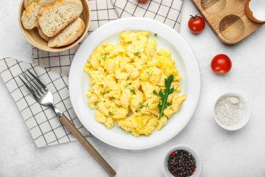 Hafif arka planda lezzetli çırpılmış yumurta ve içerikli kompozisyon