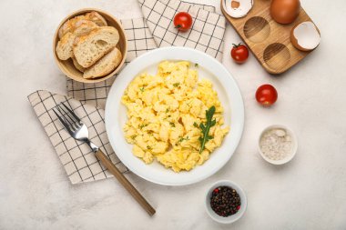 Hafif arka planda lezzetli çırpılmış yumurta ve içerikli kompozisyon