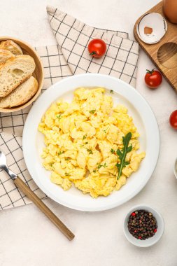 Işık masasında lezzetli omlet tabağı.