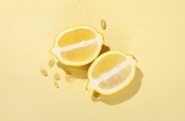 Renk arkaplanındaki tohumlarla sulu limonu kes