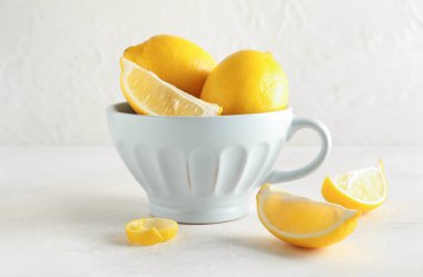 Hafif arka planda bir fincan taze limon.