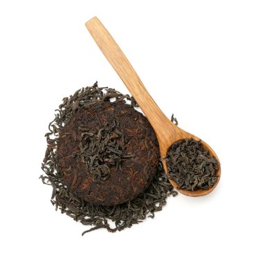 Beyaz arka planda bir kaşık kuru puer çayı.