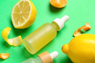 Yeşil arka planda limonlar ve limonlar, yakın plan.