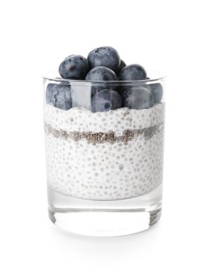 Lezzetli chia tohumu pudingi ve beyaz arka planda yaban mersini.