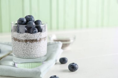 Lezzetli chia tohumu pudingi ve böğürtlenli bir bardak.