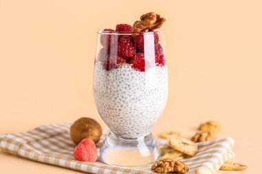 Lezzetli chia tohumu pudingi ve olgun ahududu ile renklendirilmiş cam.